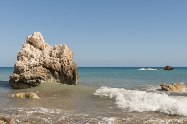 rock ile deniz kıyısı