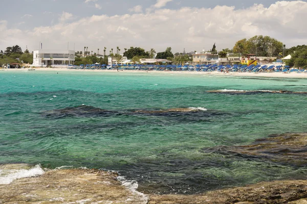 Beach with sun beds — Stock Photo, Image