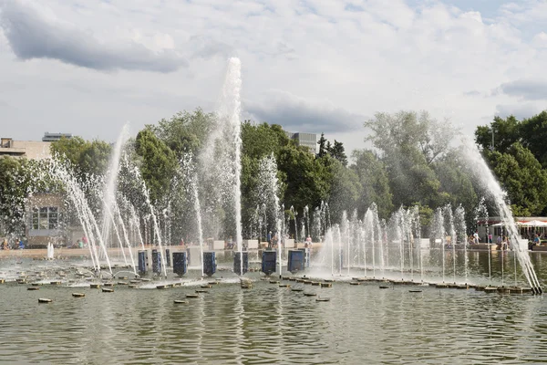 2014 年 8 月 20 日: ゴーリキー公園で噴水の写真。モスクワ. — ストック写真