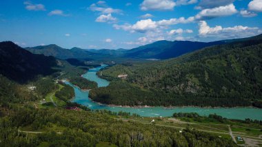 Yazın dağlardaki Katun Nehri Vadisi 'nin havadan görünüşü, İHA' nın Altai fotoğrafı.