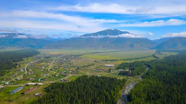 Köye bakan Katanda Vadisi 'nin havadan görünüşü, dağ sırası ve nehir, İHA' dan Altai fotoğrafı.