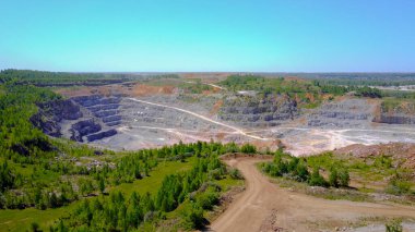 Ormanlarla çevrili bir mermer ocağı, insansız hava aracı ile çekilmiş Sibirya fotoğrafı.