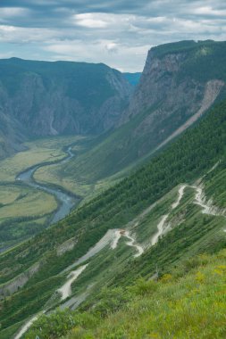 Katu-Yaryk 'ın yılanı Chulyshman Nehri Vadisi' nin arka planında, Altai 'nin dikey fotoğrafı.