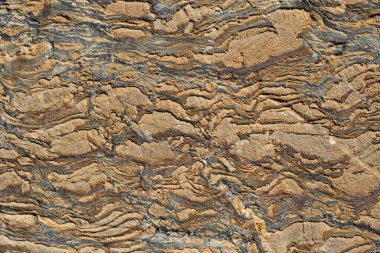 Doğal dağınık dalgalı taş, su akışı dokusu veya arkaplanı tarafından silinmiş.