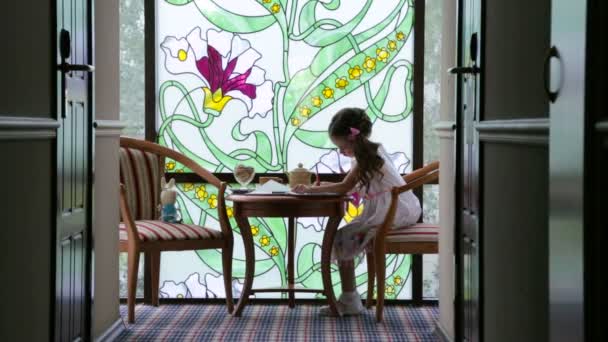 Девушка играет в коридоре отеля — стоковое видео