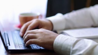 Otel odasında bilgisayarda çalışan genç Yöneticisi