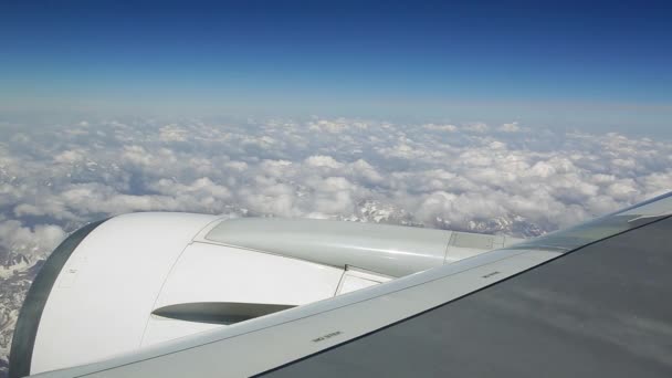 View elyuminatory flying a passenger plane over the mountains in the clouds — Stock Video