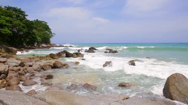 海の波が嵐の中にビーチで石を打つ — ストック動画