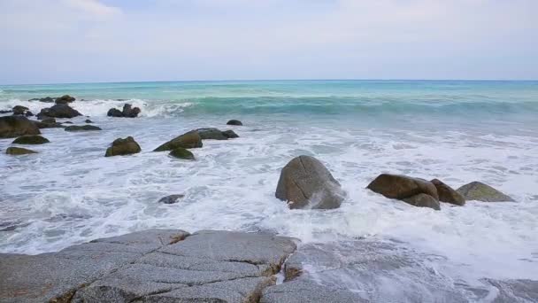 Ondas do mar atingem as pedras na praia durante uma tempestade — Vídeo de Stock