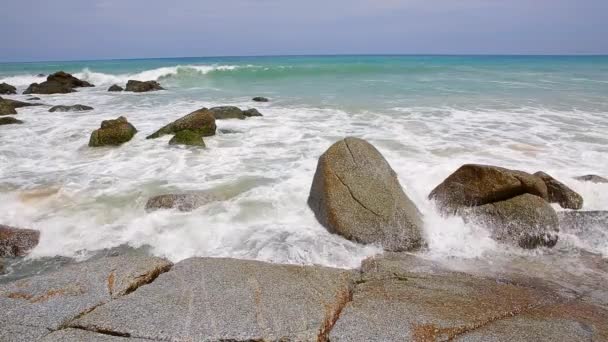 Des vagues de mer frappent les pierres sur la plage lors d'une tempête — Video