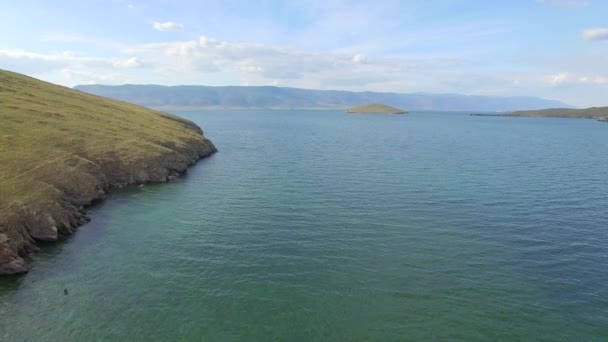 Het Baikalmeer. Olkhon island. Luchtfoto enquête — Stockvideo