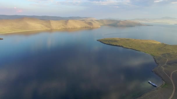 Озеро Байкал. Остров Ольхон. аэросъемка — стоковое видео