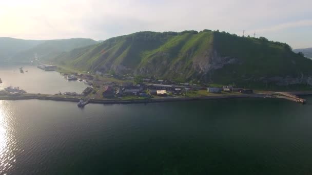 Luchtfoto. Poort Baikal bij zonsondergang — Stockvideo