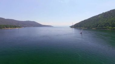 Havadan fotoğraf. Angara Nehri üzerinde tekne yarışı yelken
