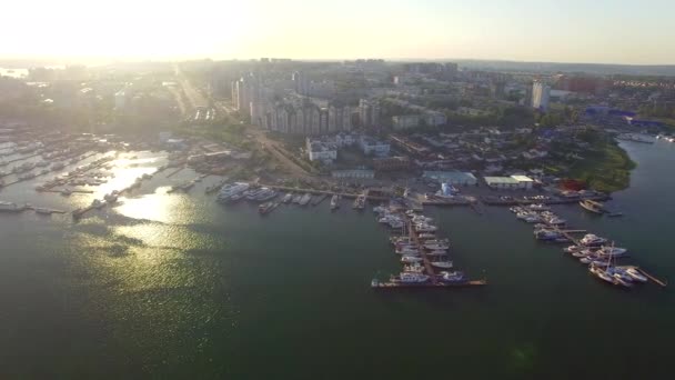 Luchtfoto. Yacht Club van de stad bij zonsondergang — Stockvideo