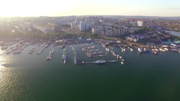 Foto aérea. City Yacht Club al atardecer — Vídeo de stock