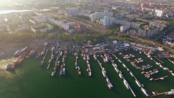 Zdjęcie lotnicze. Miasto Yacht Club o zachodzie słońca — Wideo stockowe