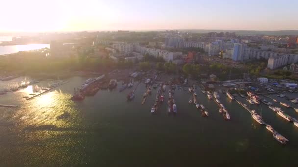 Letecký snímek. Yacht Club města při západu slunce — Stock video