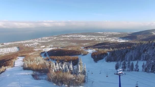 Relevé aérien depuis les airs. L'hiver. Station de ski de Baikalsk sur le mont Sable — Video