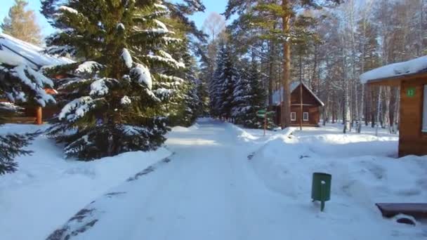 Letecký průzkum ze vzduchu. Zima. Turistické rekreační středisko poblíž řeky Angary zálivu — Stock video