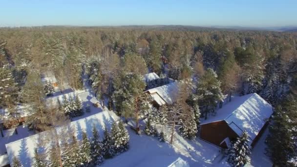 Luftaufnahmen aus der Luft. Winter. Touristisches Erholungszentrum in der Nähe des Golfes des Angara-Flusses — Stockvideo