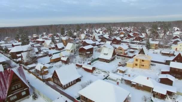 Inspección aérea desde el aire. El invierno. Pueblo de vacaciones en Siberia — Vídeos de Stock