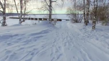 Hava hava anket. Kış. Günbatımı Angara Nehri üzerinde