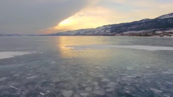 Relevé aérien depuis les airs. L'hiver. Lac Baïkal. Petite mer — Video