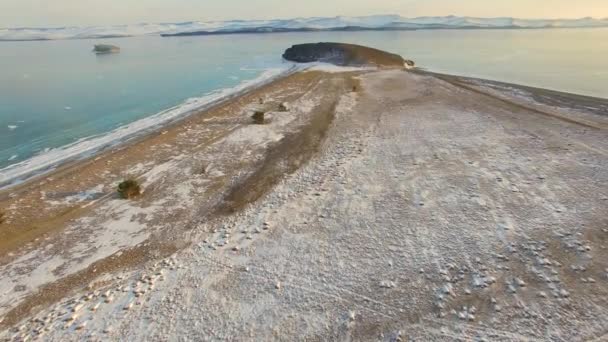 Aerial survey z powietrza. Zimą. Jezioro Bajkał. Małe morze — Wideo stockowe