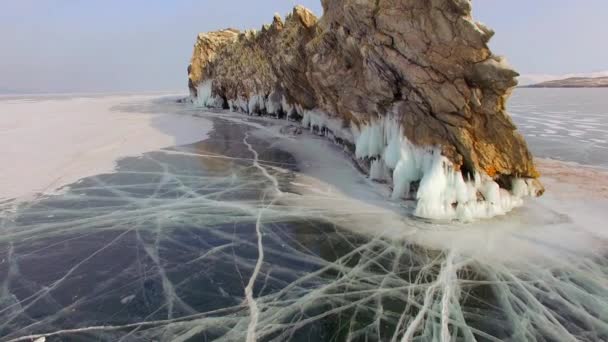 Inspección aérea desde el aire. El invierno. Lago Baikal. Pequeño mar — Vídeo de stock