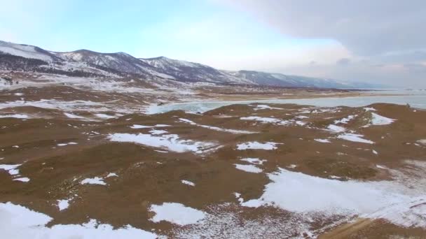 Luchtfoto onderzoek vanuit de lucht. Winter. Het Baikalmeer. Kleine zee — Stockvideo