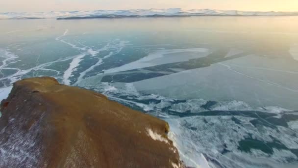 Inspección aérea desde el aire. El invierno. Lago Baikal. Pequeño mar — Vídeos de Stock