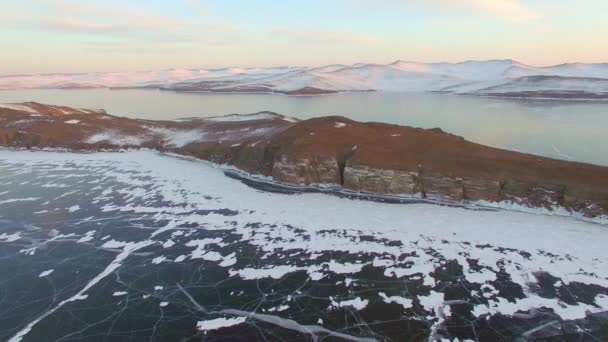 Inspección aérea desde el aire. El invierno. Lago Baikal. Pequeño mar — Vídeo de stock