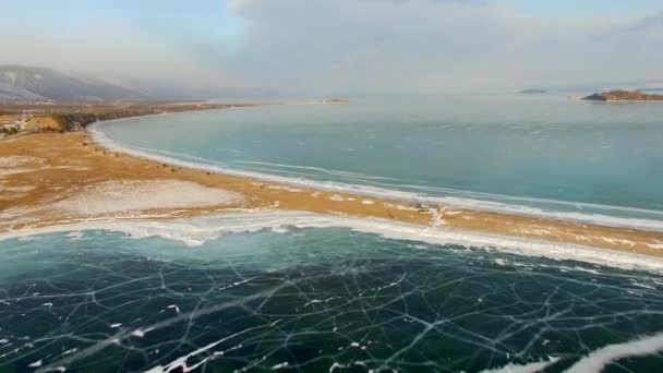 Аэросъемка с воздуха. Зима. Озеро Байкал. Маленькое море — стоковое видео