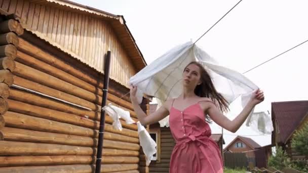 Menina Vestido Rosa Pendurado Roupas Lavadas Limpas Uma Corda Livre — Vídeo de Stock