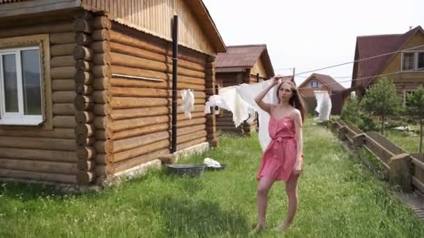 Dívka Růžových Šatech Visí Čisté Vyprané Oblečení Laně Venku — Stock video