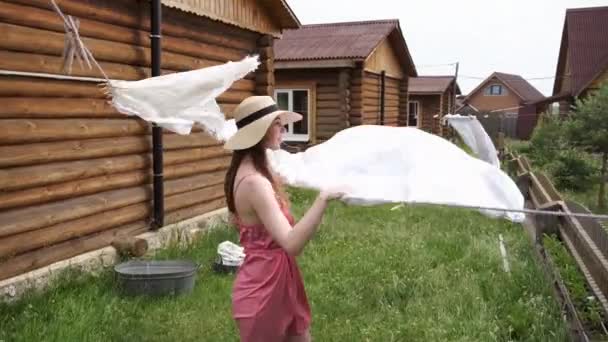 Menina Vestido Rosa Pendurado Roupas Lavadas Limpas Uma Corda Livre — Vídeo de Stock