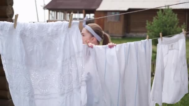 Menina Vestido Azul Com Cabelos Longos Lava Roupas Linho Suas — Vídeo de Stock