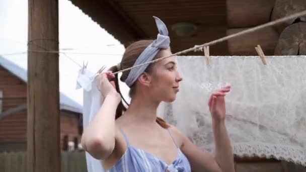 Menina Vestido Azul Com Cabelos Longos Lava Roupas Linho Suas — Vídeo de Stock