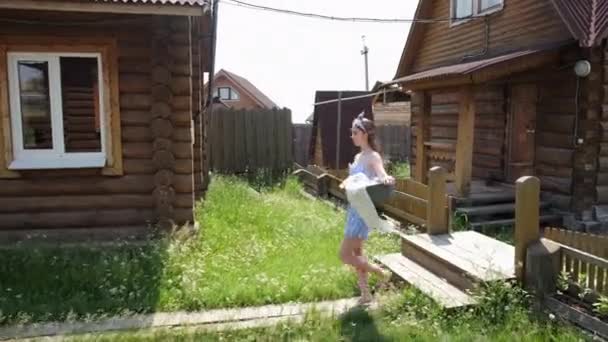 Kék Ruhás Lány Hosszú Hajjal Mossa Ruháit Ágyneműjét Szabadban — Stock videók