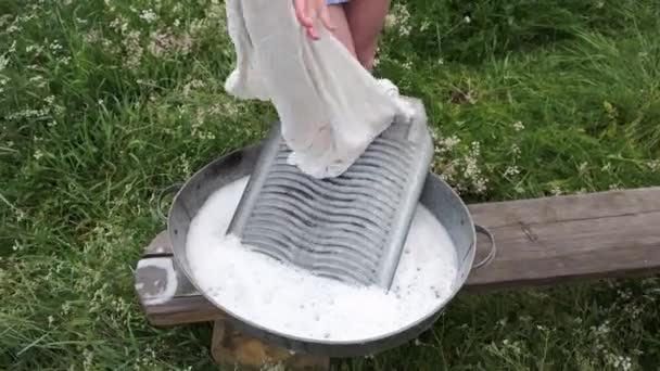 Dziewczyna Niebieskiej Sukience Długimi Włosami Myje Ubrania Pościel Rękach Zewnątrz — Wideo stockowe