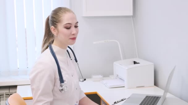 Närbild Ung Kvinnlig Läkare Vit Rock Pratar Med Patient Och — Stockvideo