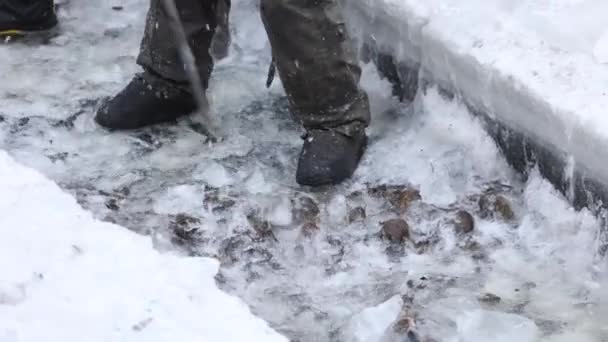 俄罗斯伊尔库茨克地区Listvyanka村 2021年1月16日 紧急形势部的小组解除了一条小河上的冰封 — 图库视频影像