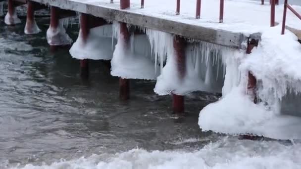 Zimní Molo Břehu Nezamrzlého Jezera Ledem Vlnami — Stock video