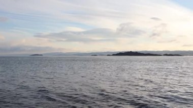 Kış. Baykal Gölü kıyısında biraz buz var. 