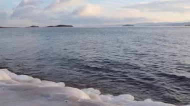 Kış. Baykal Gölü kıyısında biraz buz var. 