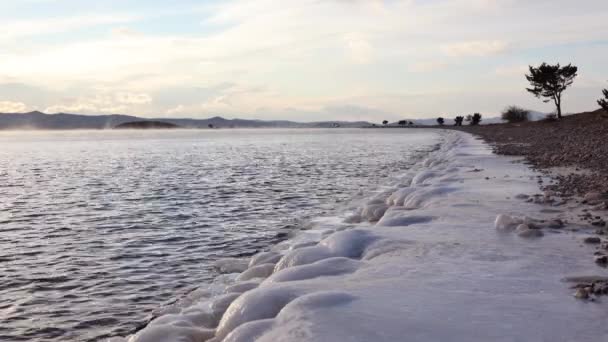 海岸に氷の少ないバイカル湖 — ストック動画