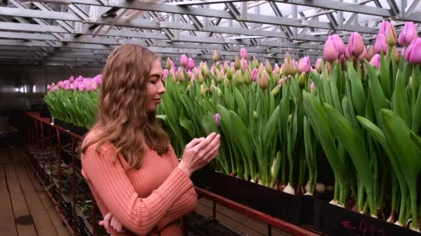 Młoda Dziewczyna Brązowej Sukience Pozowanie Szklarni Kwiatów Tulipany — Wideo stockowe