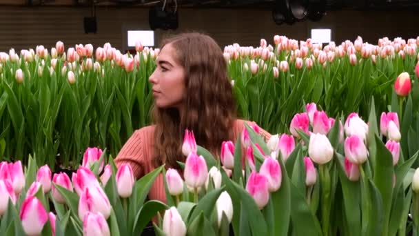 Молодая Девушка Коричневом Платье Позирует Оранжерее Цветов Тюльпаны — стоковое видео