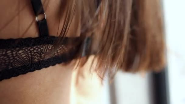 Junges Mädchen Posiert Nachmittag Schwarzer Unterwäsche Drinnen — Stockvideo